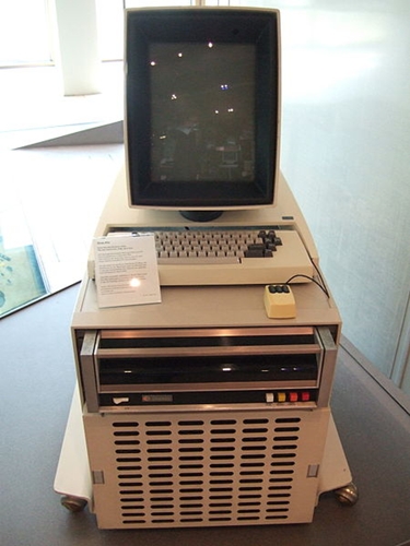 Xerox High, компьютер 1973 года с включенной мышью (Источник изображения:   Википедия   )